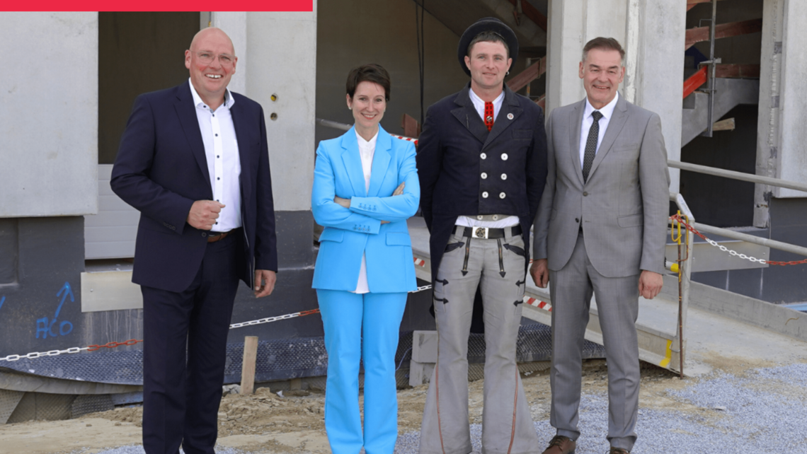 Dr. Kathrin Sternberg beim offiziellen Richtfest