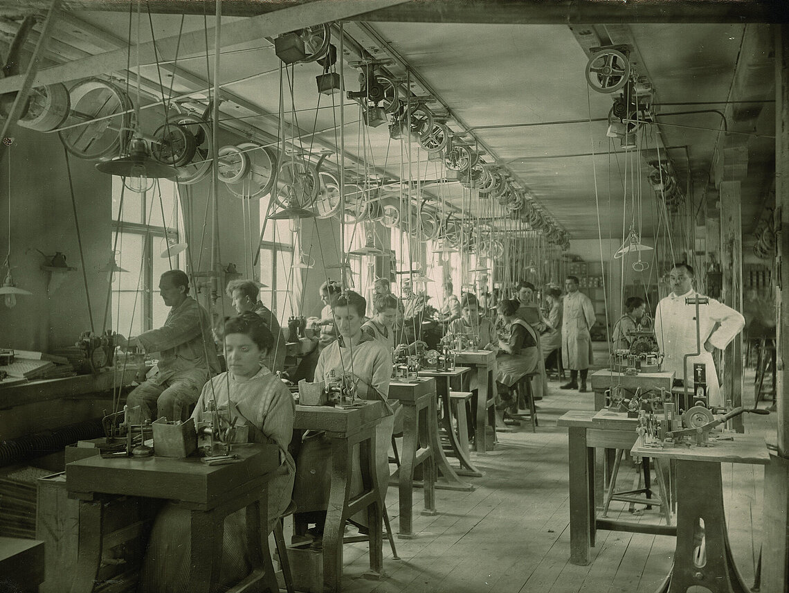 Women working in an old CeramTec factory