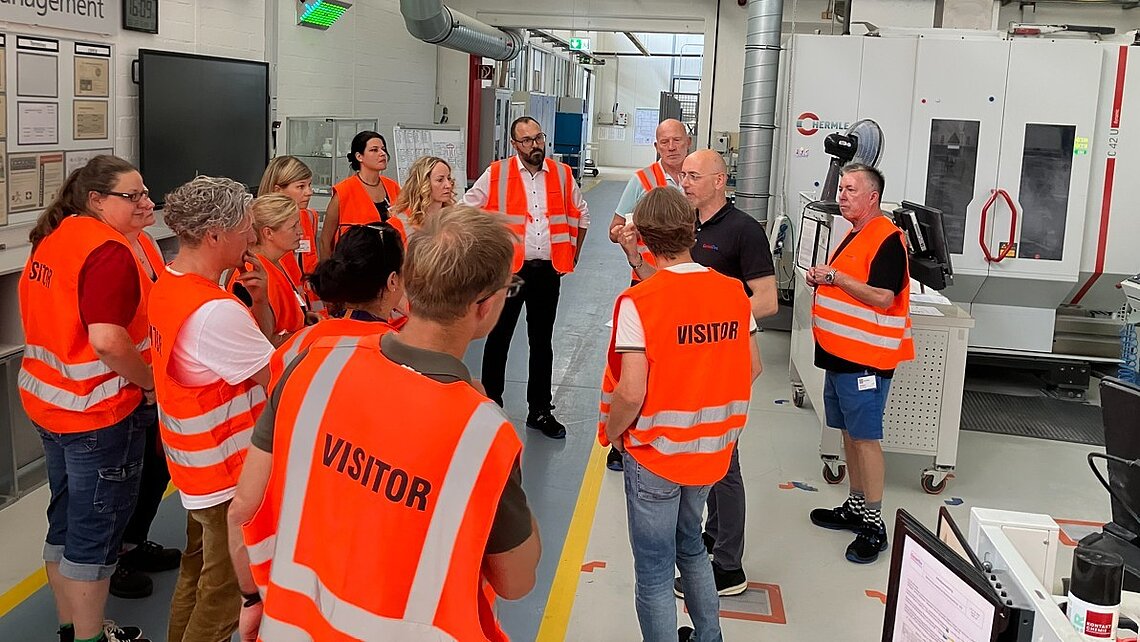 Vertreterinnen und Vertreter aus der IHK, von Ausbildungsbetrieben, Schulen sowie weiteren Partnerorganisationen zu gast bei CeramTec Plochingen