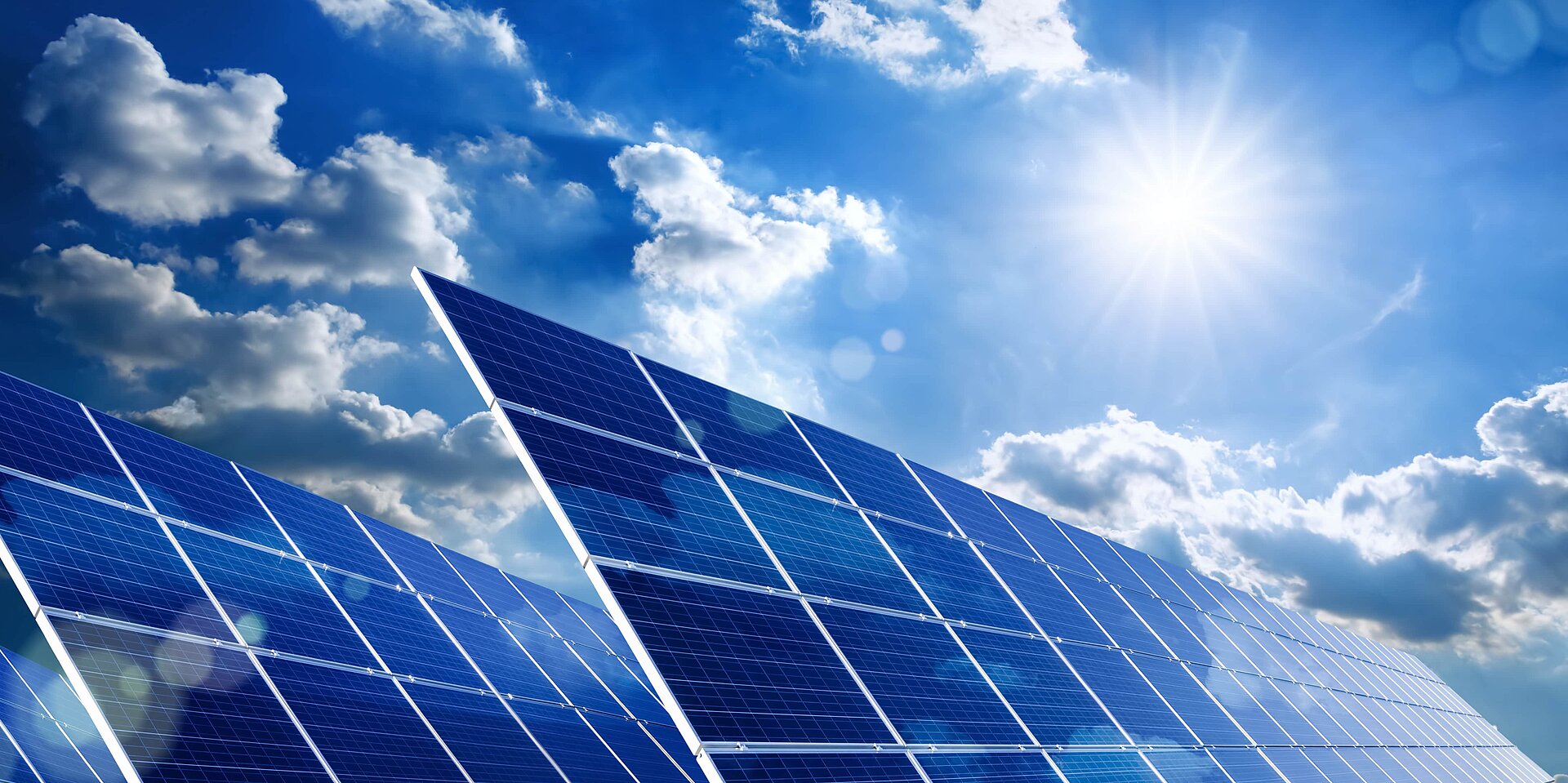 Le soleil brille sur les panneaux solaires