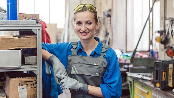 Industriekeramikerin in der Werkstatt