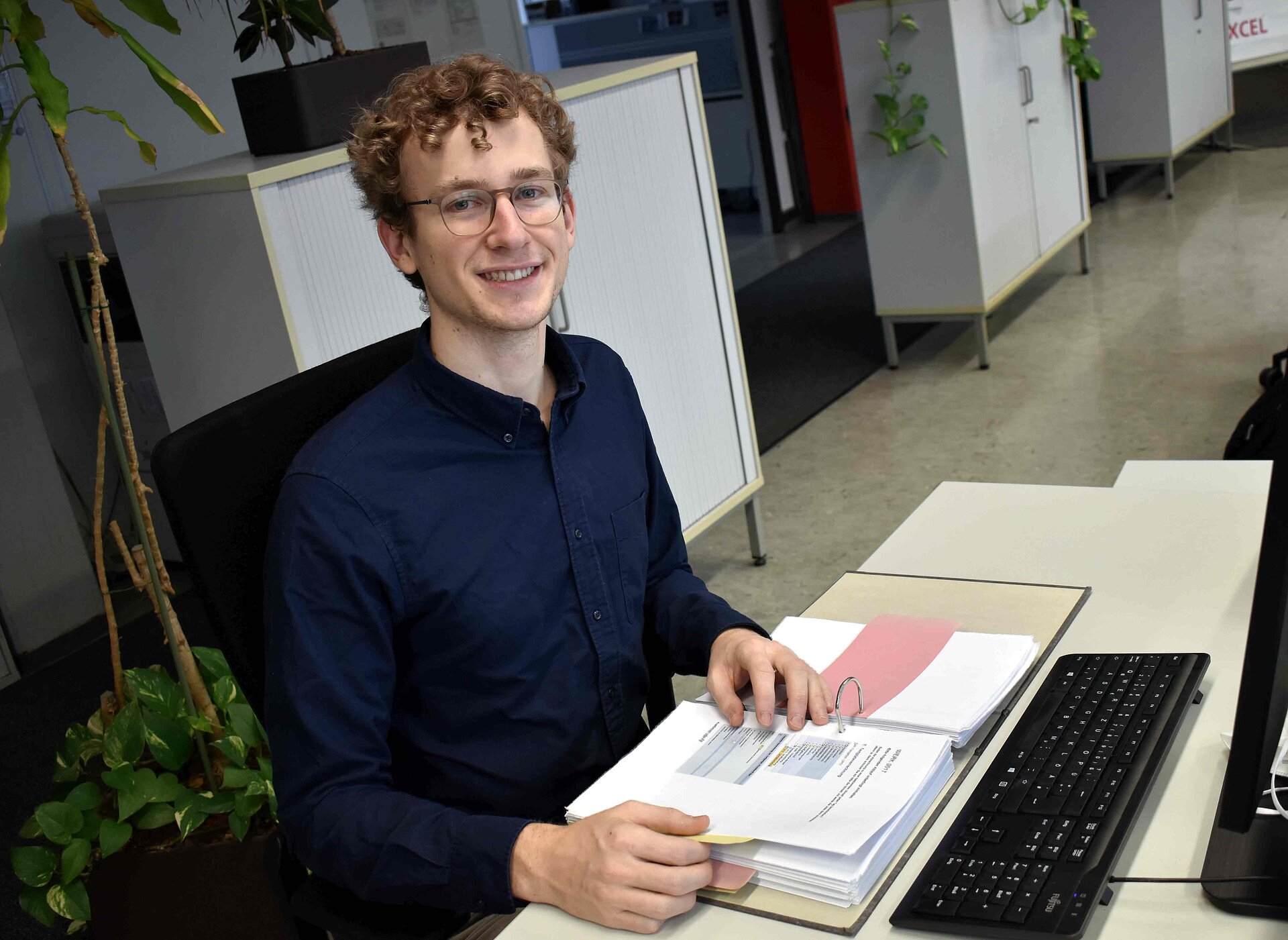 Mitarbeiter arbeitet im Büro