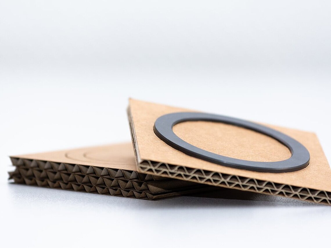 Karton mit einem Kreis auf der Oberfläche