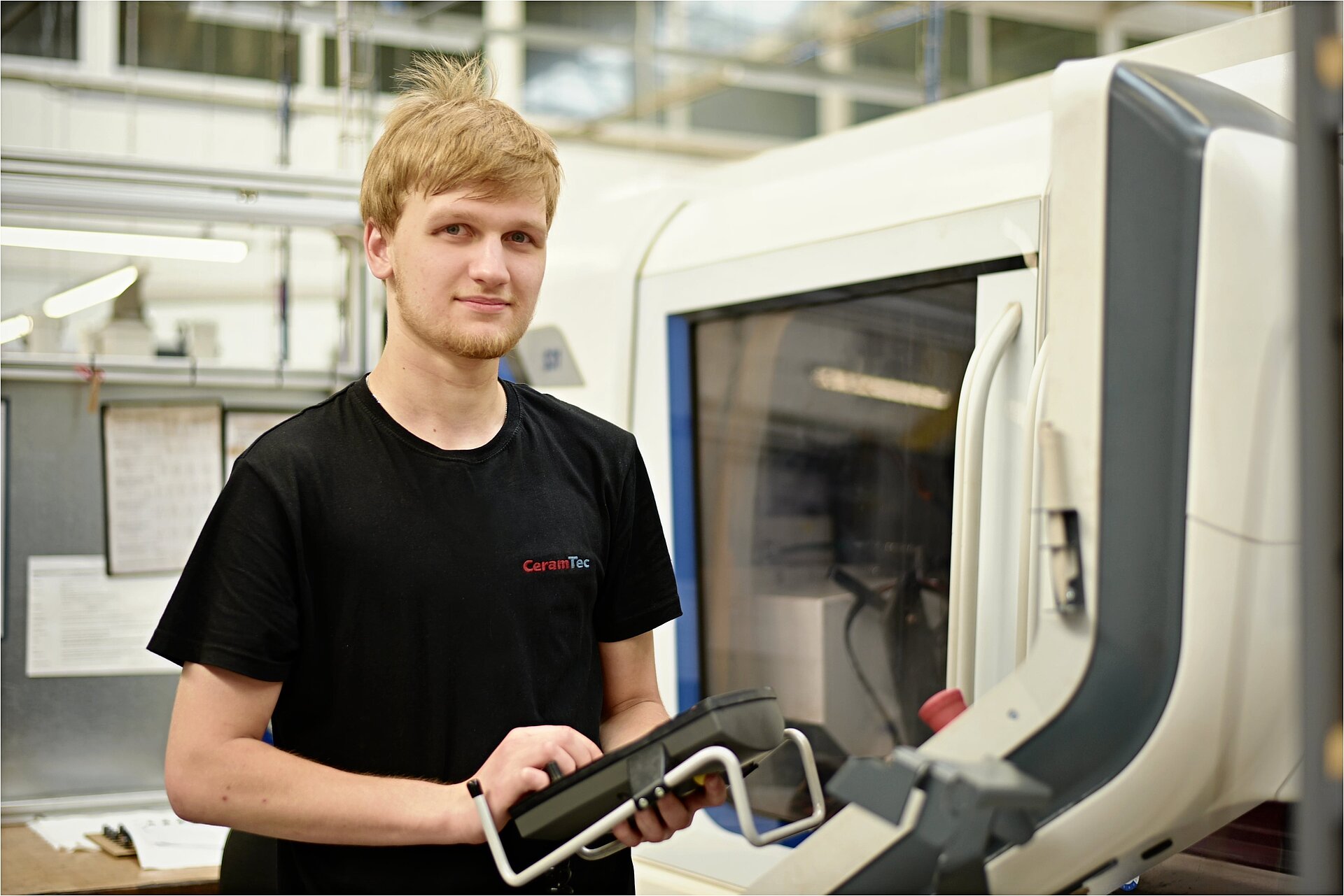David Janicek ze společnosti CeramTec pracuje ve výrobě na stroji