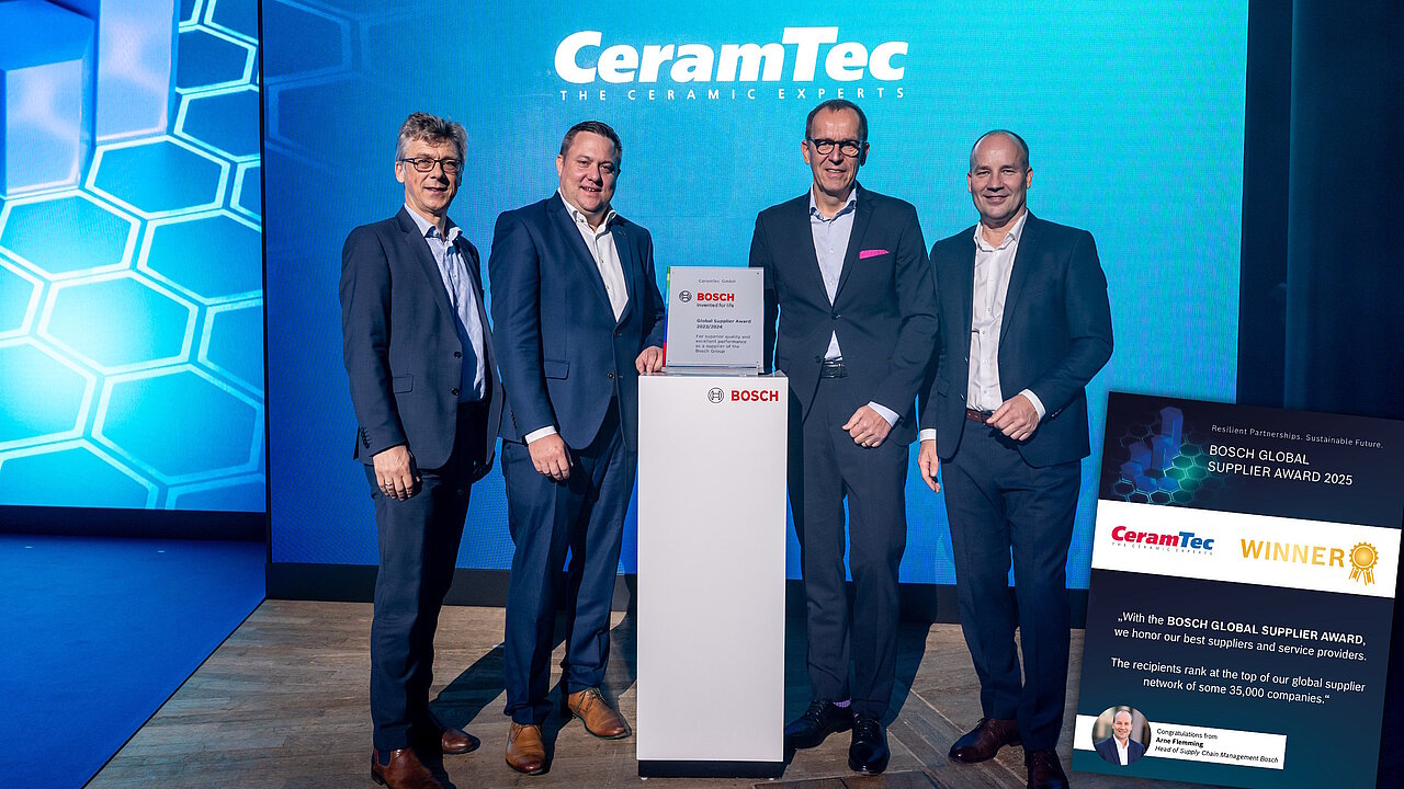 Horst Garbrecht und Simon Fuchs nehmen den BOSCH Supplier Award 2025 für CeramTec entgegen