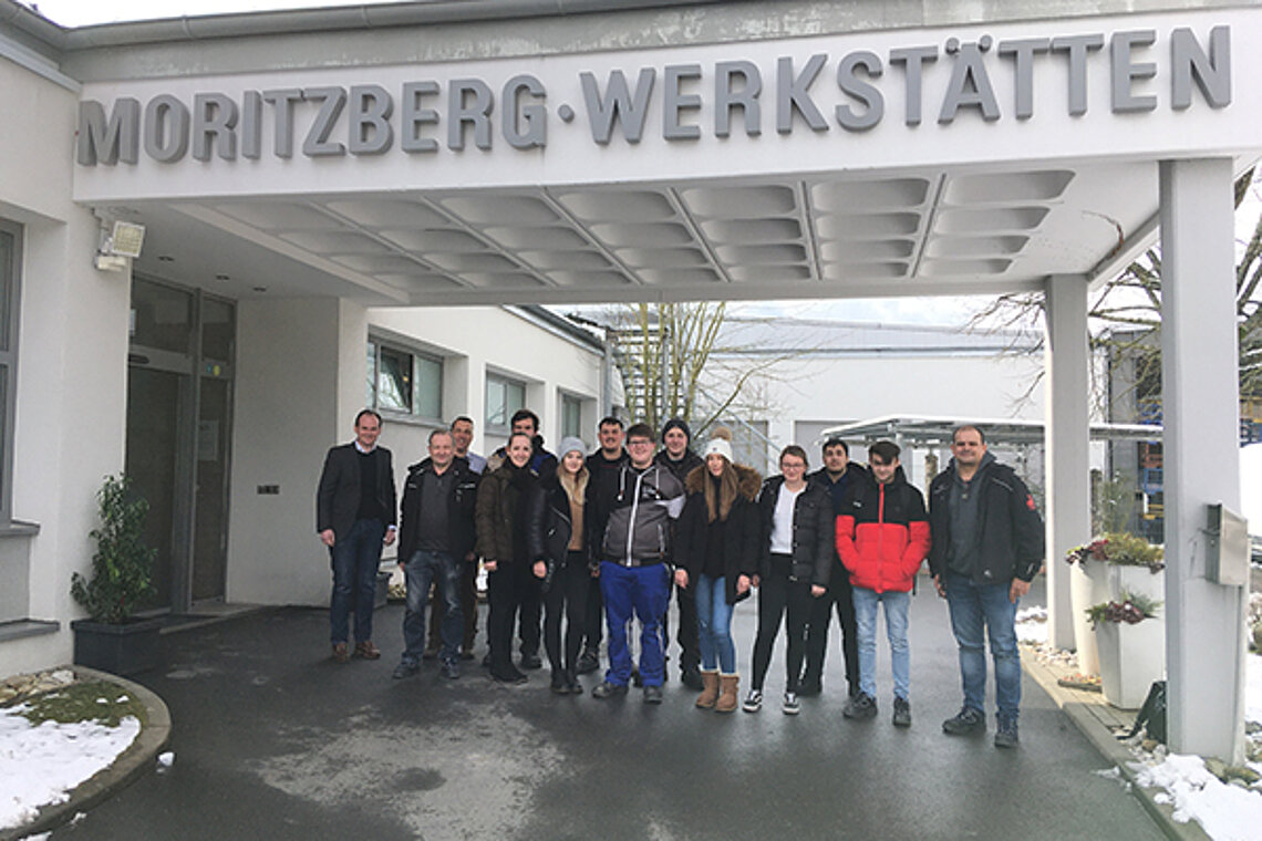 Menschen stehen vor der Lebenshilfe Moritzberg