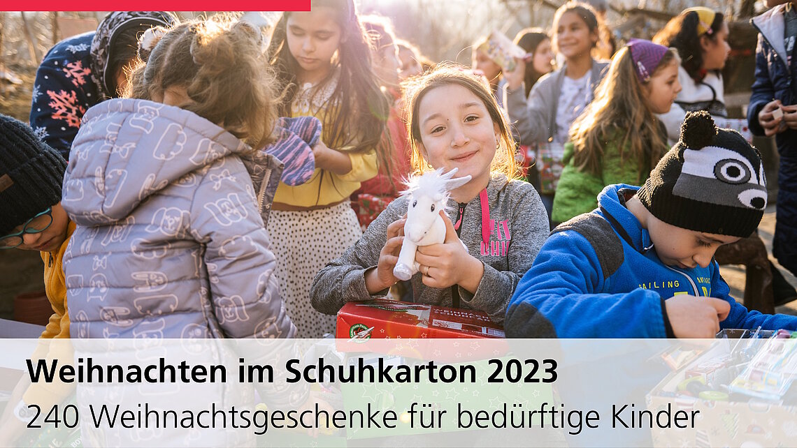 Mädchen in Rumänien freut sich über Weihnachtsgeschenk