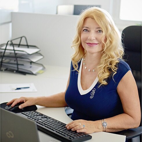 Zuzana Kondelkova ze společnosti CeramTec Šumperk sedí u počítače