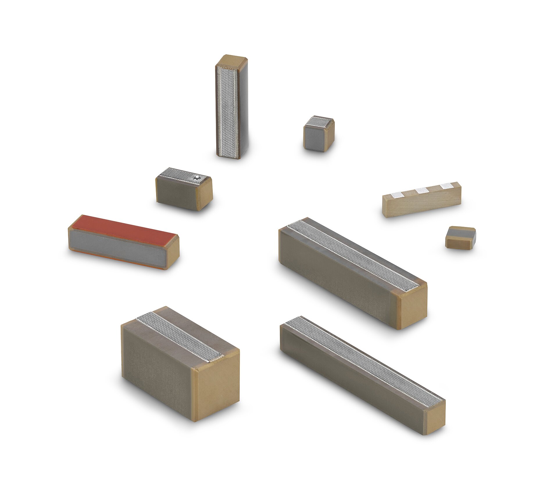 Différents actionneurs multicouches monolithiques de CeramTec sur fond blanc