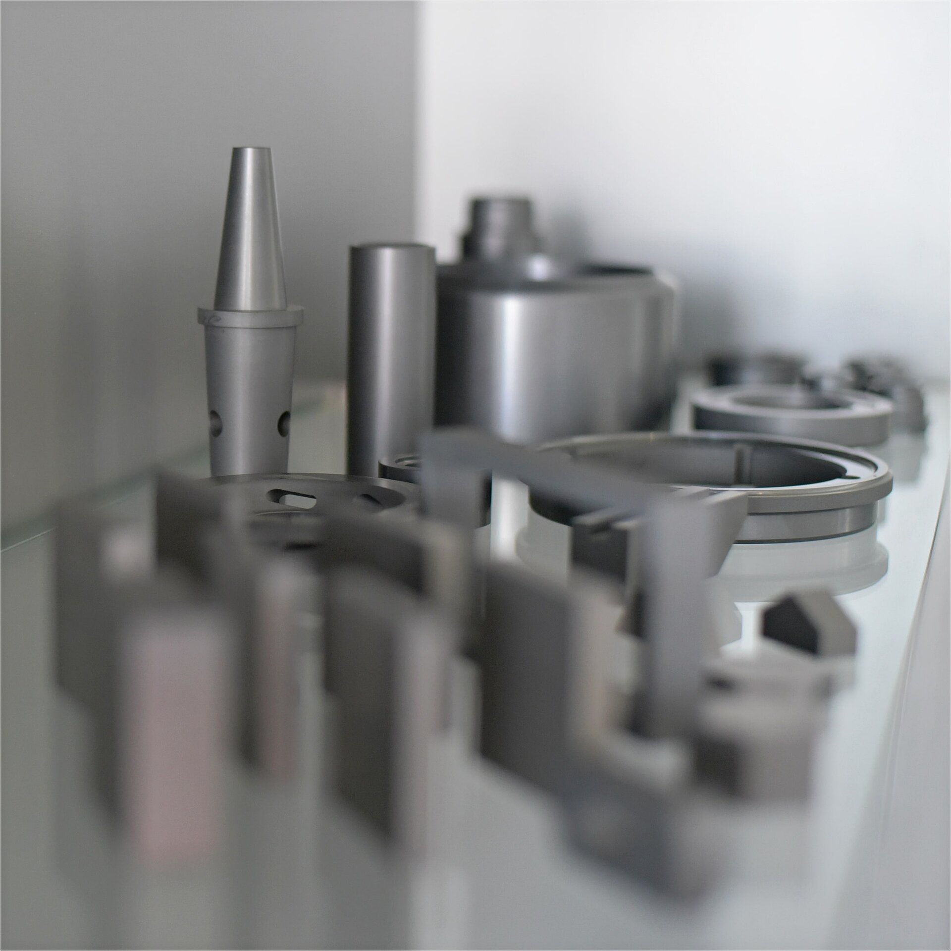 Různé 3D tištěné výrobky společnosti CeramTec v Šumperku, Česká republika