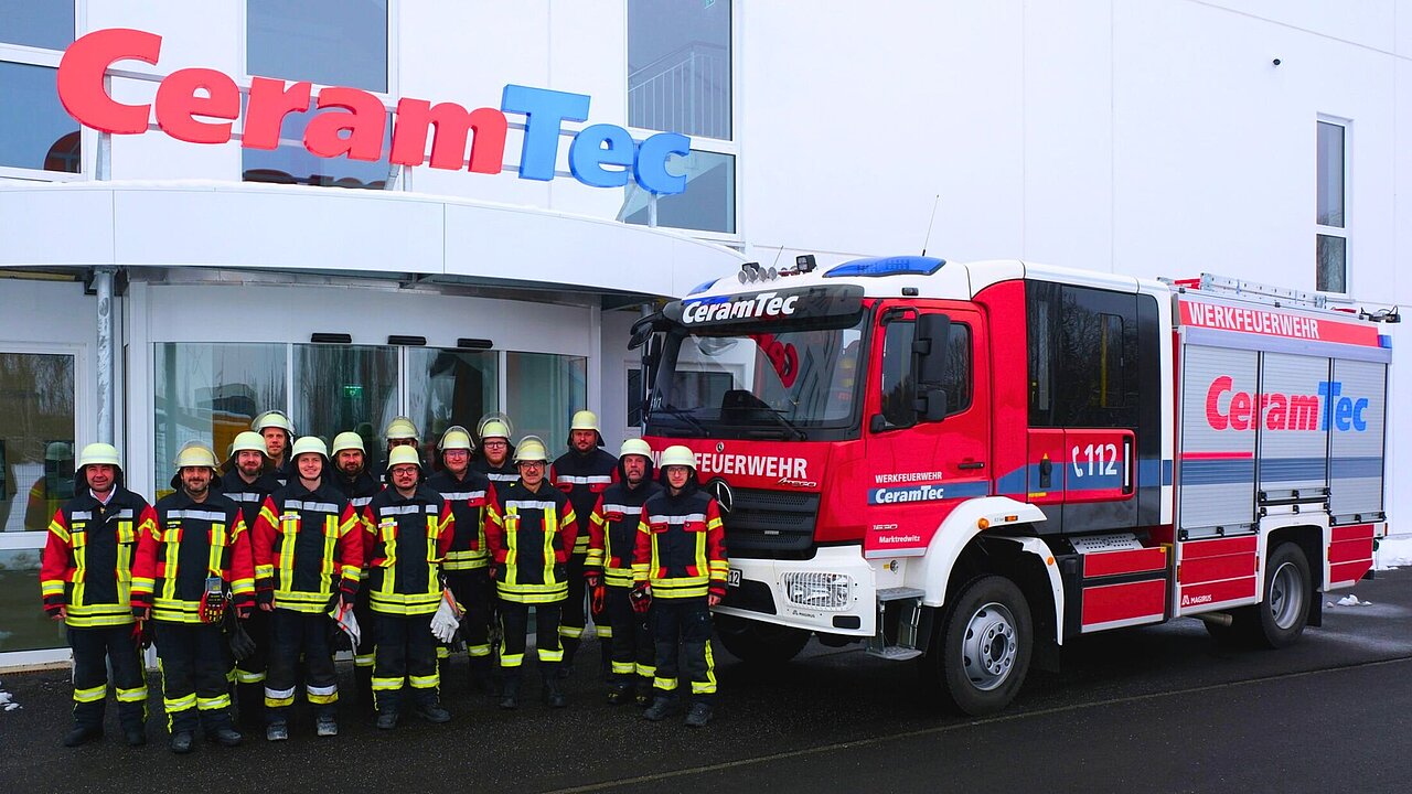 The new fire truck of the CeramTec Marktredwitz plant fire brigade with the entire team