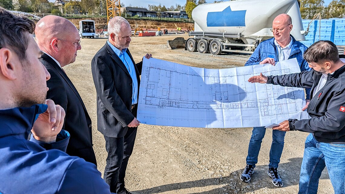 Mayor Oliver Weigel visits construction site