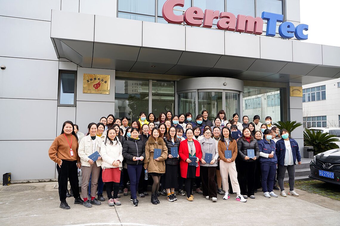 CeramTec Mitarbeiterinnen posieren vor einer CeramTec Niederlassung