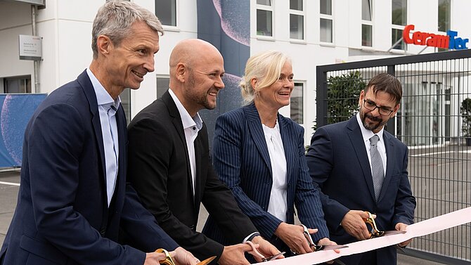 Eric Oellerer, Jan-Philipp Mync-Kohlschmidt und Dr. Carla Kriwet eröffnen feierlich den CeramTec Erweiterungsbau für Medizintechnik in Marktredwitz