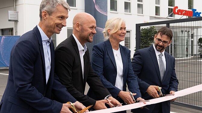 Eric Oellerer, Jan-Philipp Mync-Kohlschmidt und Dr. Carla Kriwet eröffnen feierlich den CeramTec Erweiterungsbau für Medizintechnik in Marktredwitz