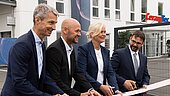 Eric Oellerer, Jan-Philipp Mync-Kohlschmidt und Dr. Carla Kriwet eröffnen feierlich den CeramTec Erweiterungsbau für Medizintechnik in Marktredwitz