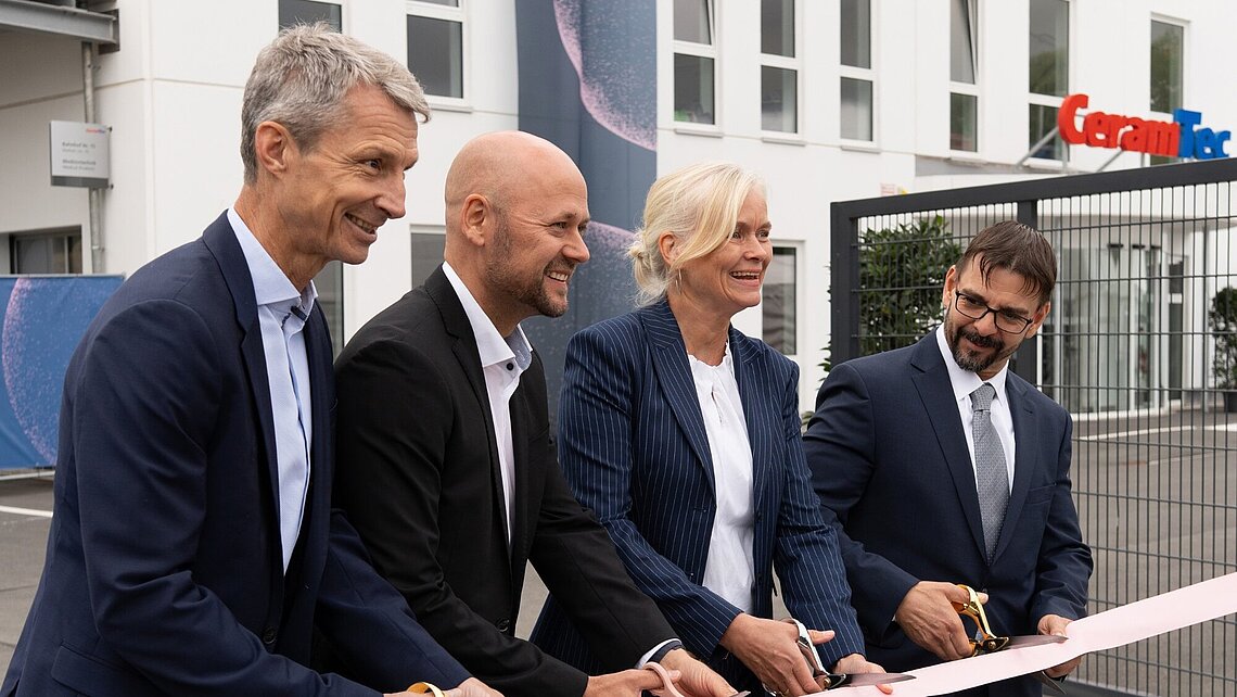 Eric Oellerer, Jan-Philipp Mync-Kohlschmidt und Dr. Carla Kriwet eröffnen feierlich den CeramTec Erweiterungsbau für Medizintechnik in Marktredwitz