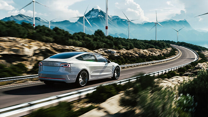 Véhicule électrique sur fond d'éoliennes