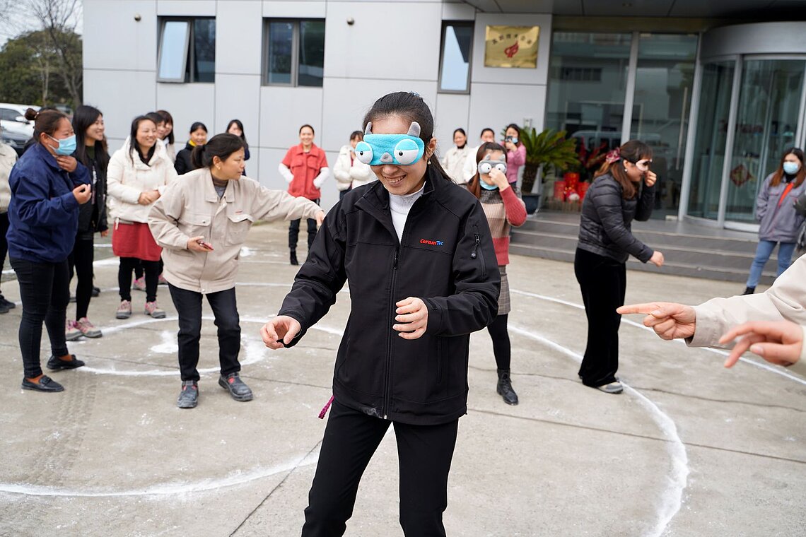 Internationaler Frauentag mit CeramTec Mitarbeitern beim spielen