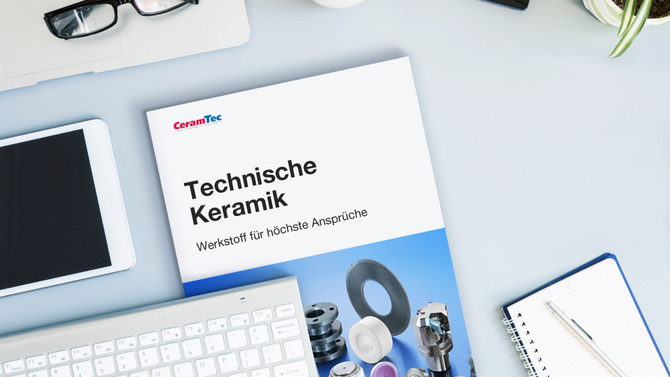 Eine CeramTec Broschüre liegt auf einem Bürotisch