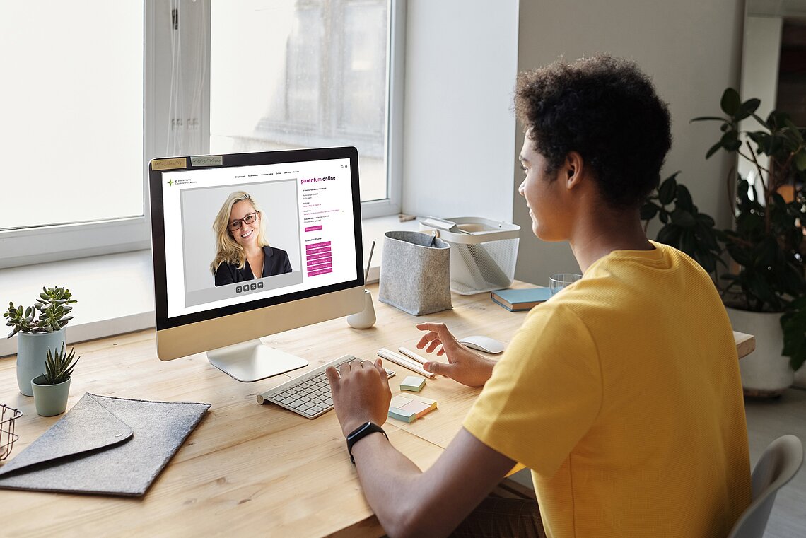 Mann surft online auf seinem Computer
