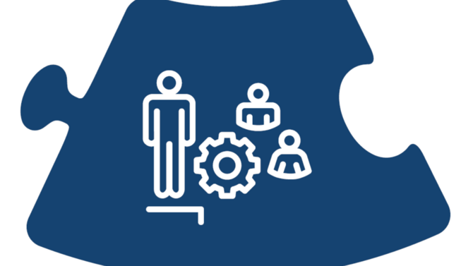 Ein Puzzleteil mit einer Lupe, das an Menschen heranzoomt