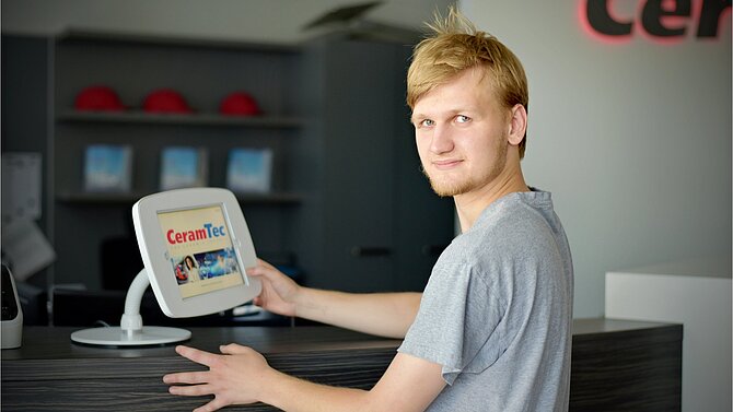 Muž vstupuje do vstupního areálu společnosti CeramTec v Šumperku v České republice