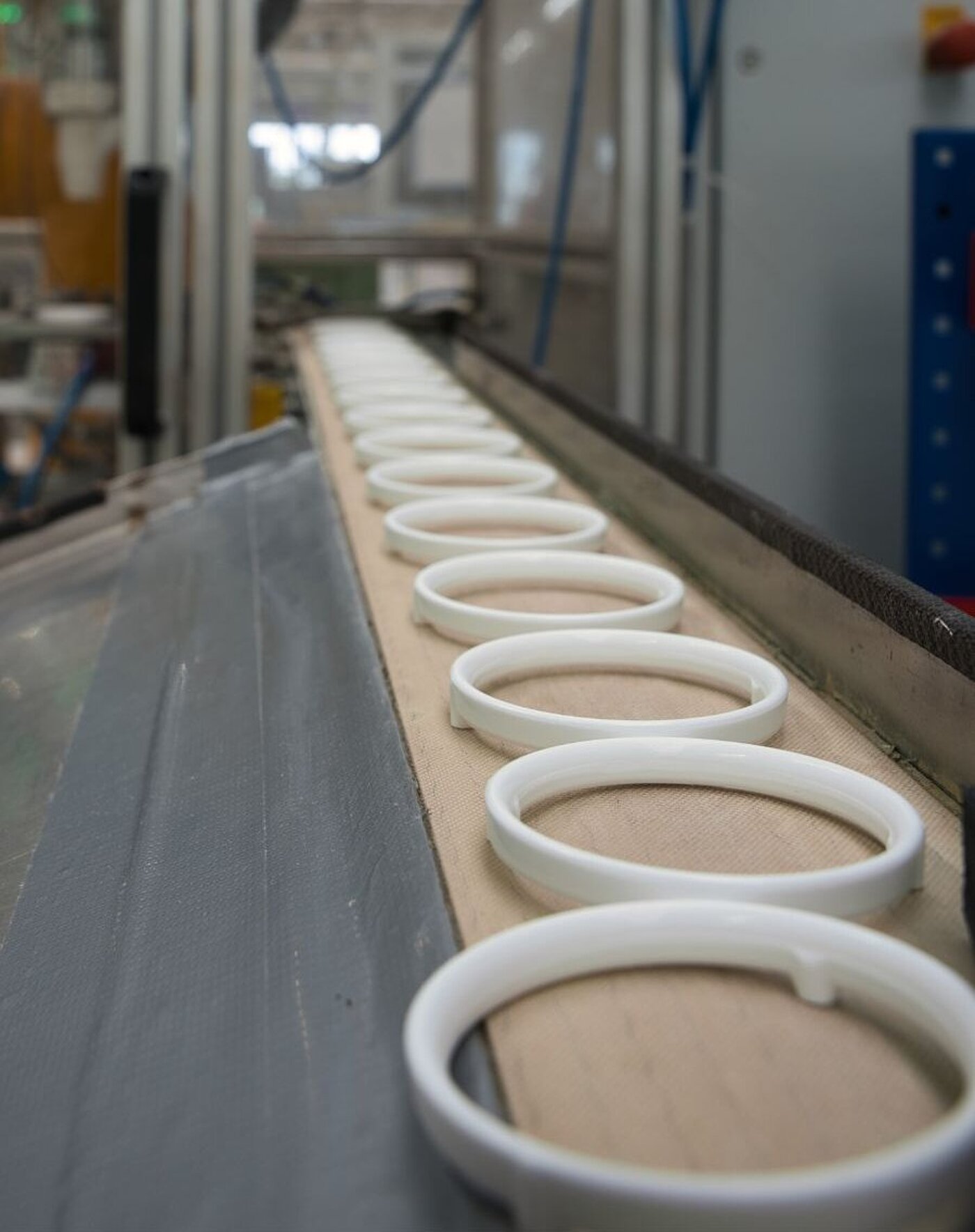 Salzkerne von EMG Saltcores laufen auf einem Produktionsband