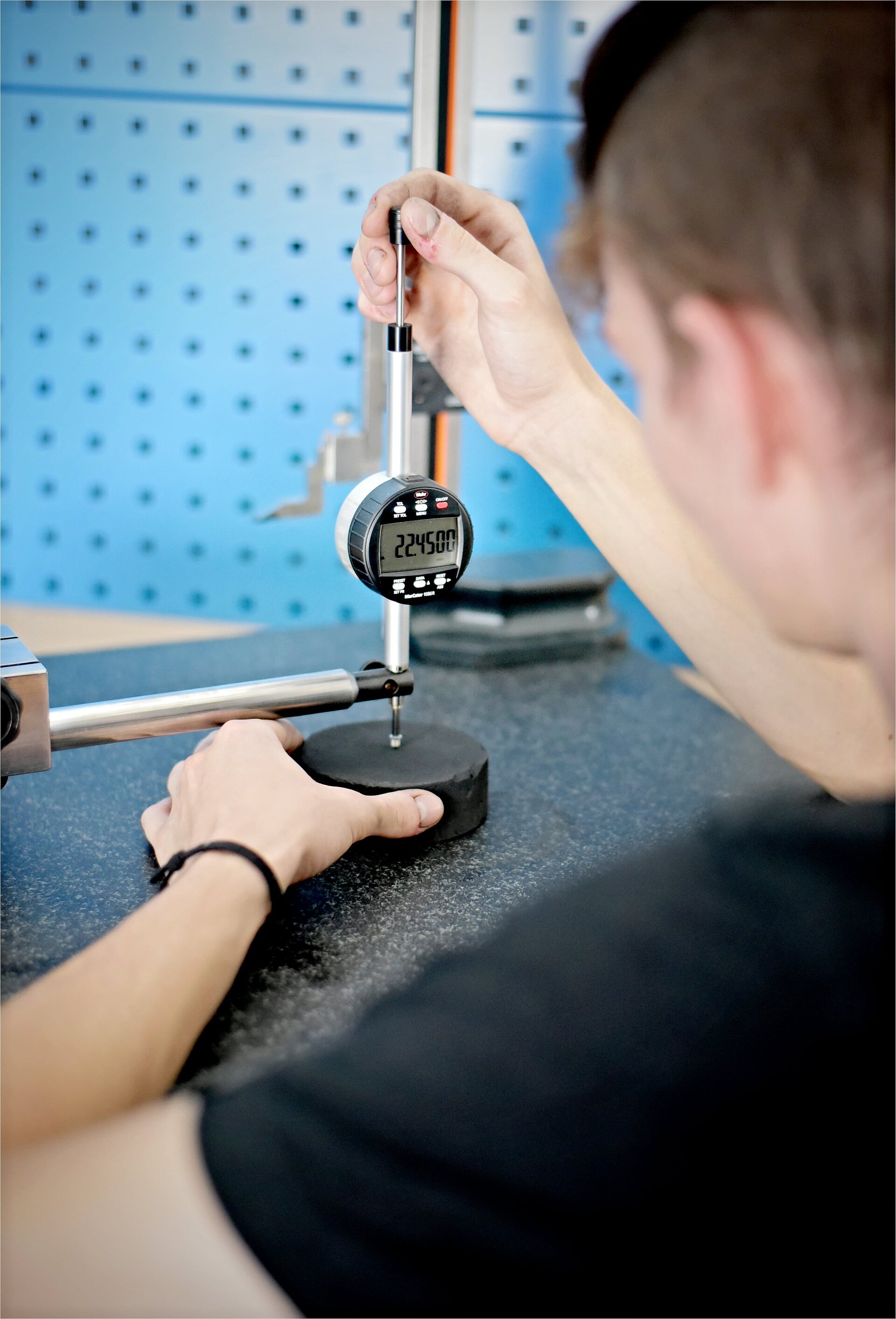 Zaměstnanec obsluhuje CNC frézku ve společnosti CeramTec v Šumperku, Česká republika.