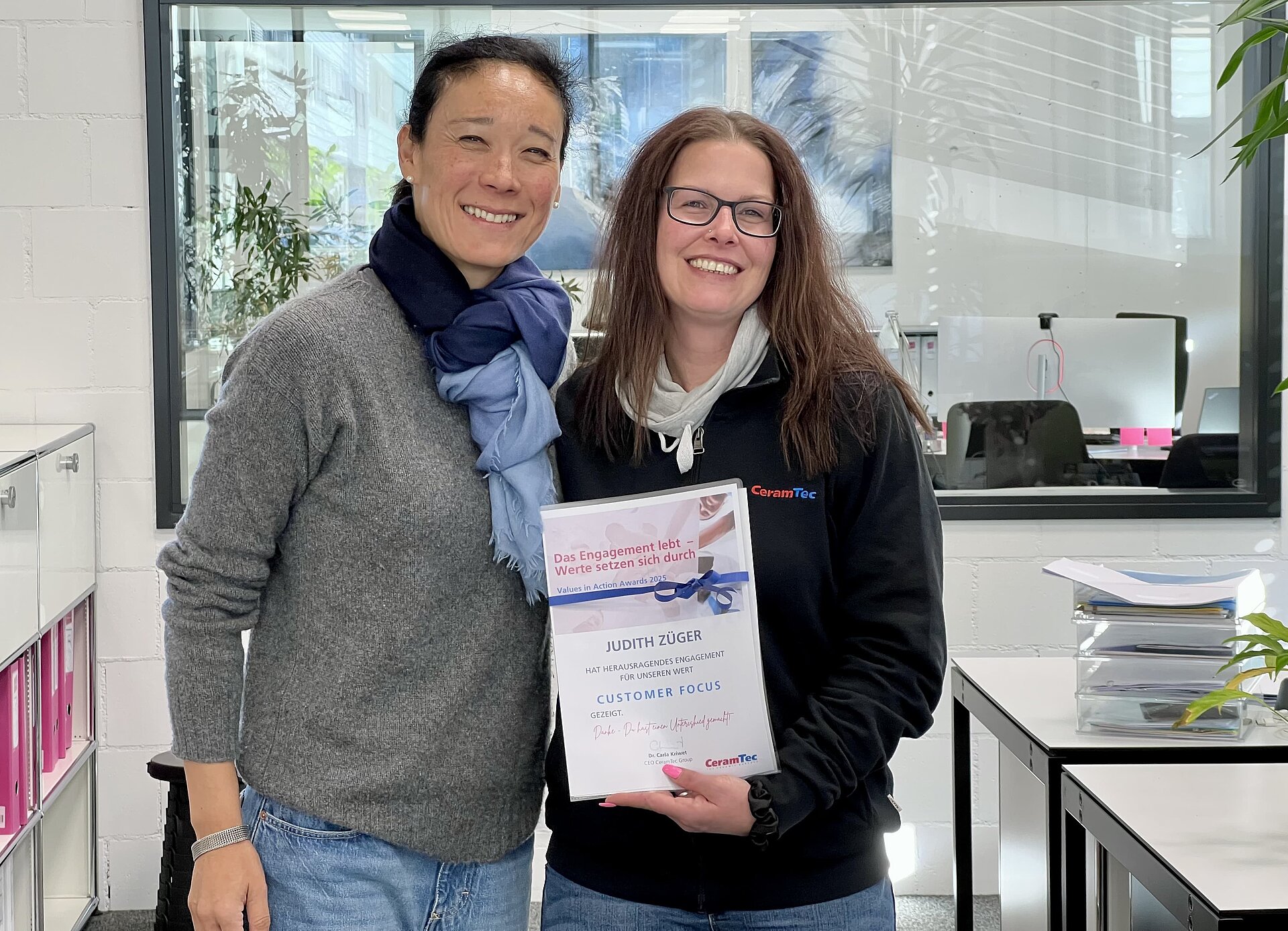 Judith Züger receives the CeramTec Value Award "Customer Focus" 2025 from Dr. Ina Wüstefeld
