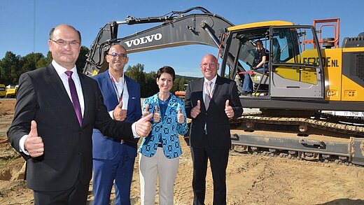 Dr. Hadi Saleh, Dr. Katrin Sternberg, Albert Füracker und Oliver Weigel symbolisieren den Spatenstich