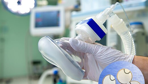 Hand, die ein Atemschutzgerät hält