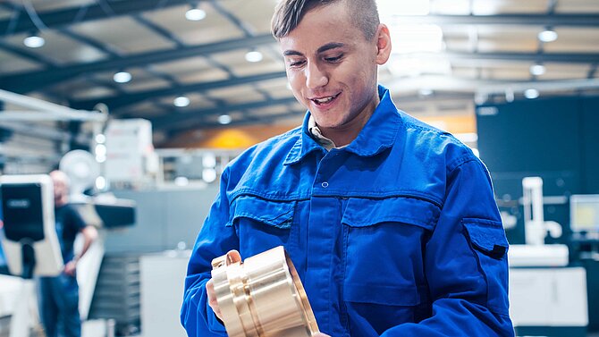 Industriemechaniker mit Rohling