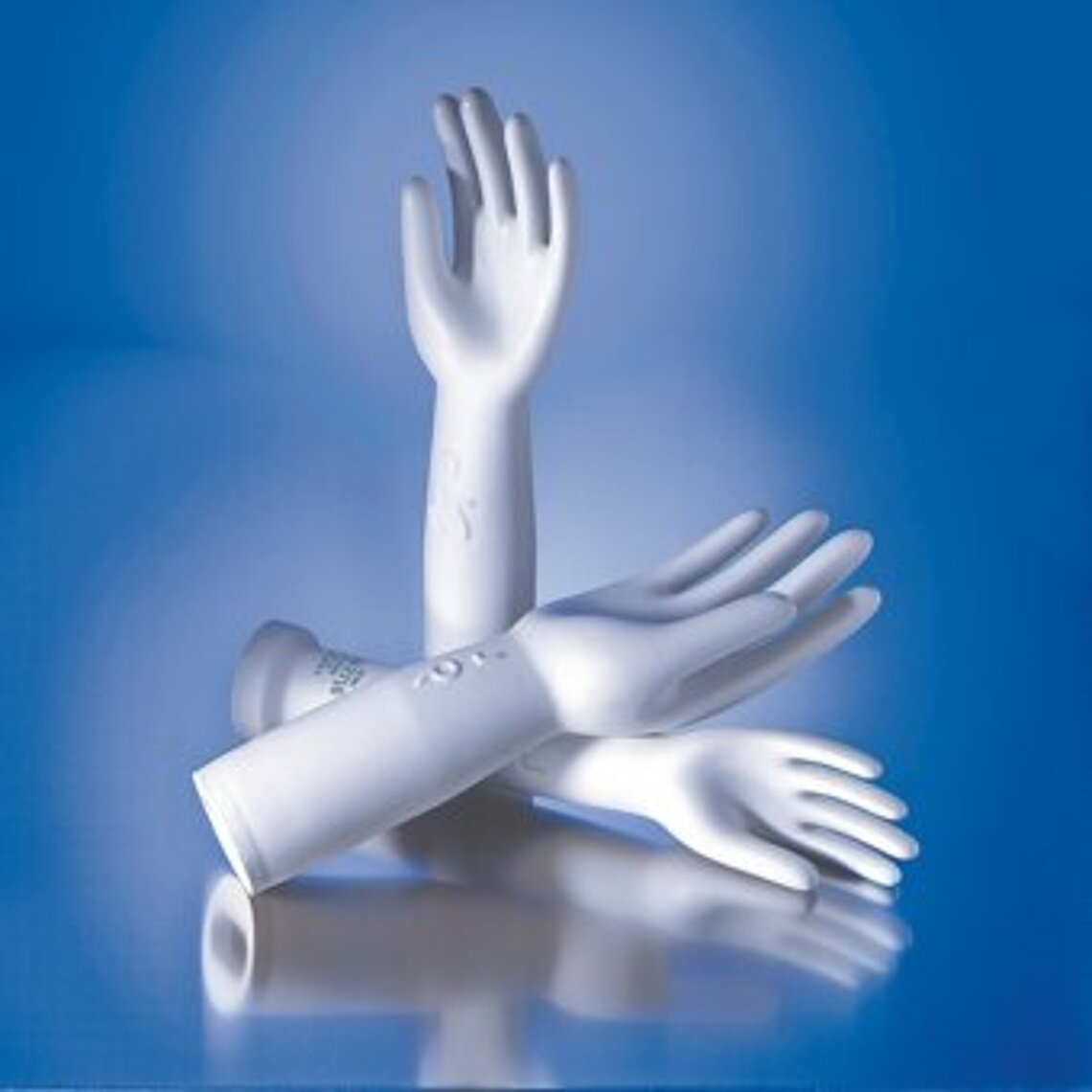 Handschuh-Tauchformen vor einem blauen Hintergrund