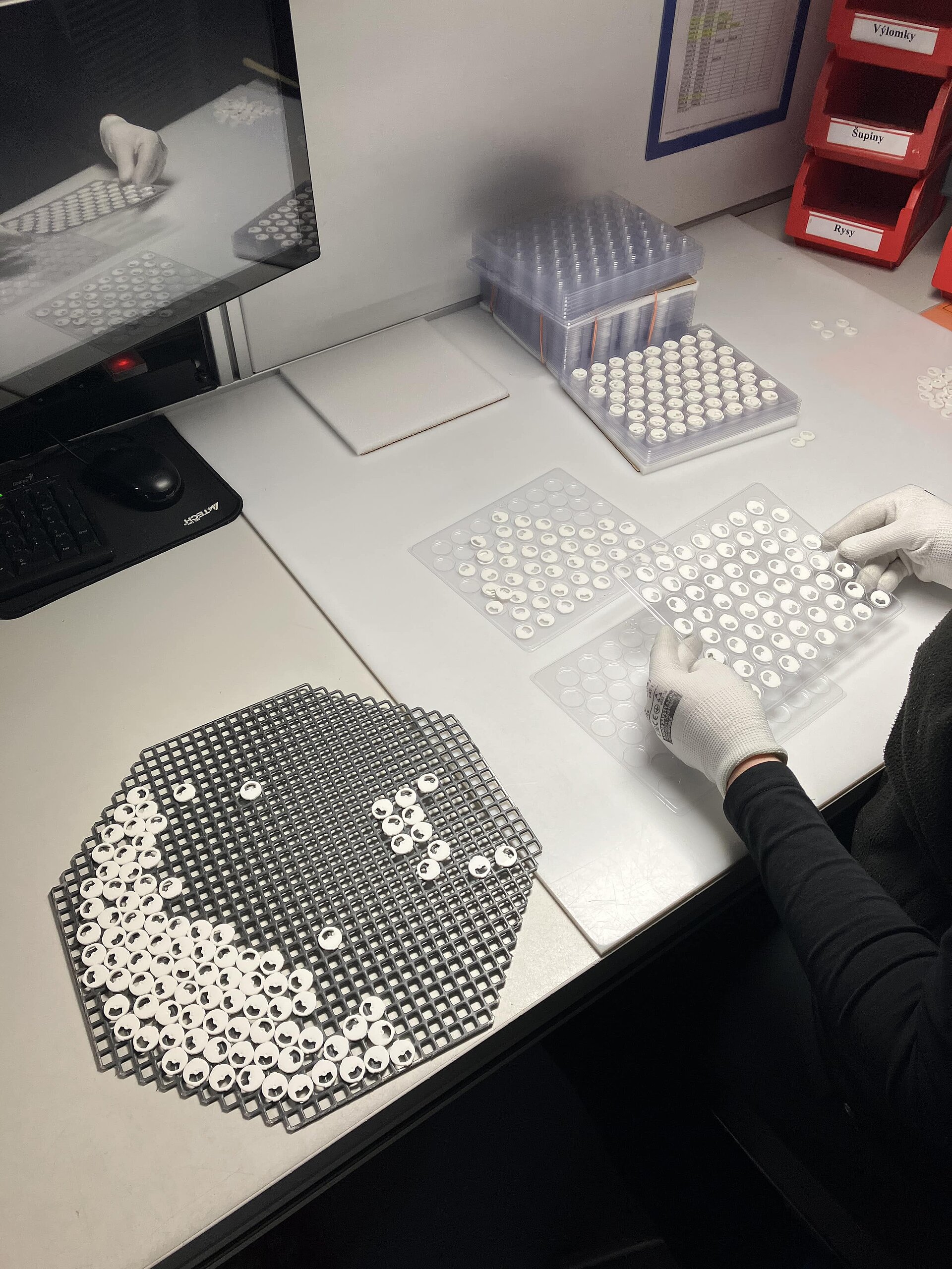 Zaměstnankyně společnosti CeramTec v Sumperku třídí keramické součástky