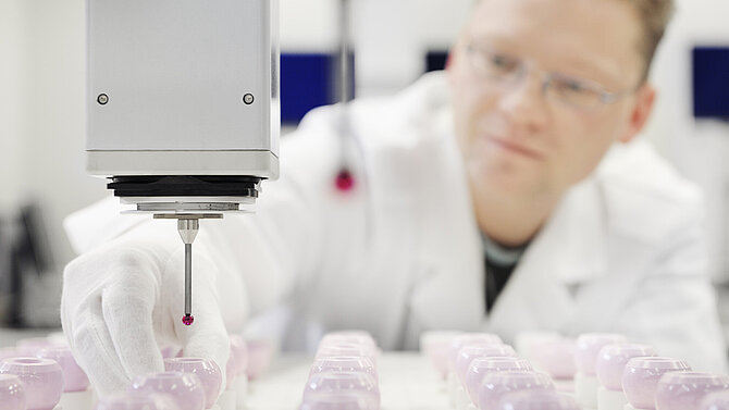 Mann im Labor prüft CeramTec-Keramik