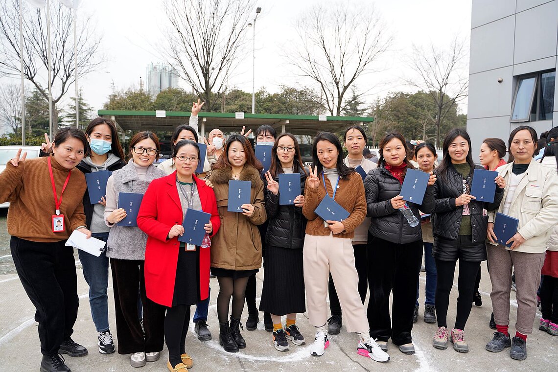 CeramTec Mitarbeiterinnen posieren mit Zertifikat in der Hand