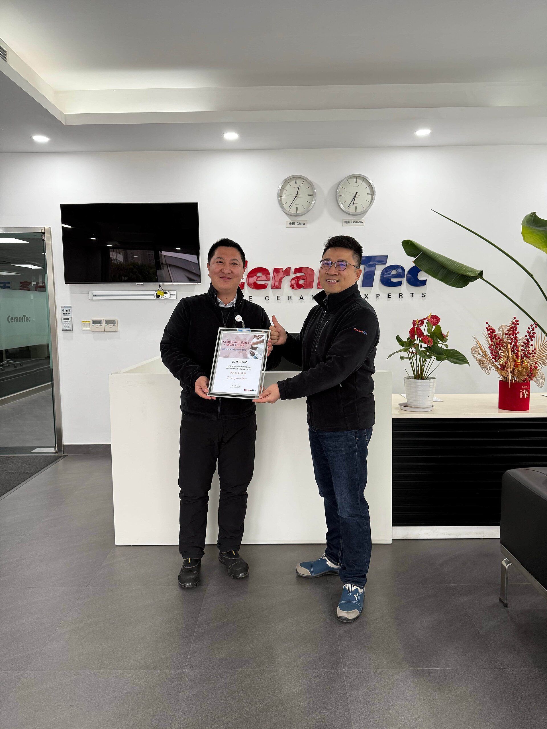 Jun Zhao receives the CeramTec Value Award "Passion" 2025 from Libo Shi