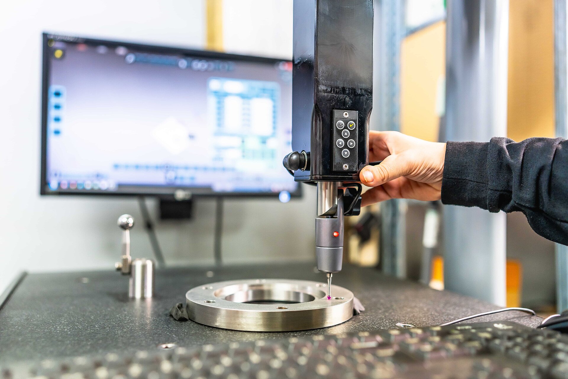 Technik pracující s trojrozměrným ověřovacím a měřicím zařízením