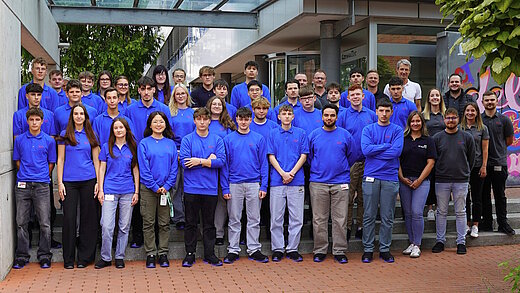 Gruppenbild der neuen Auszubildenden in 2025 von CeramTec vor dem Eingang des Standort Plochingen