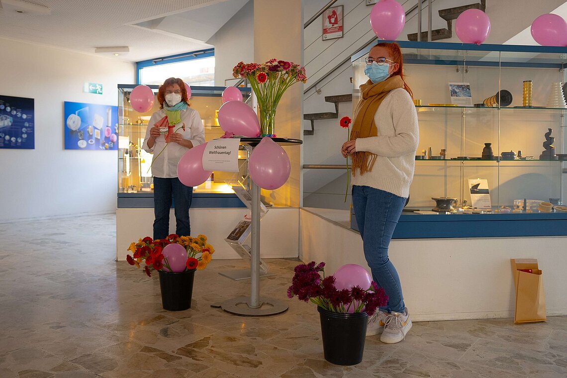 Weltfrauentag mit CeramTec Mitarbeitern im Foyer