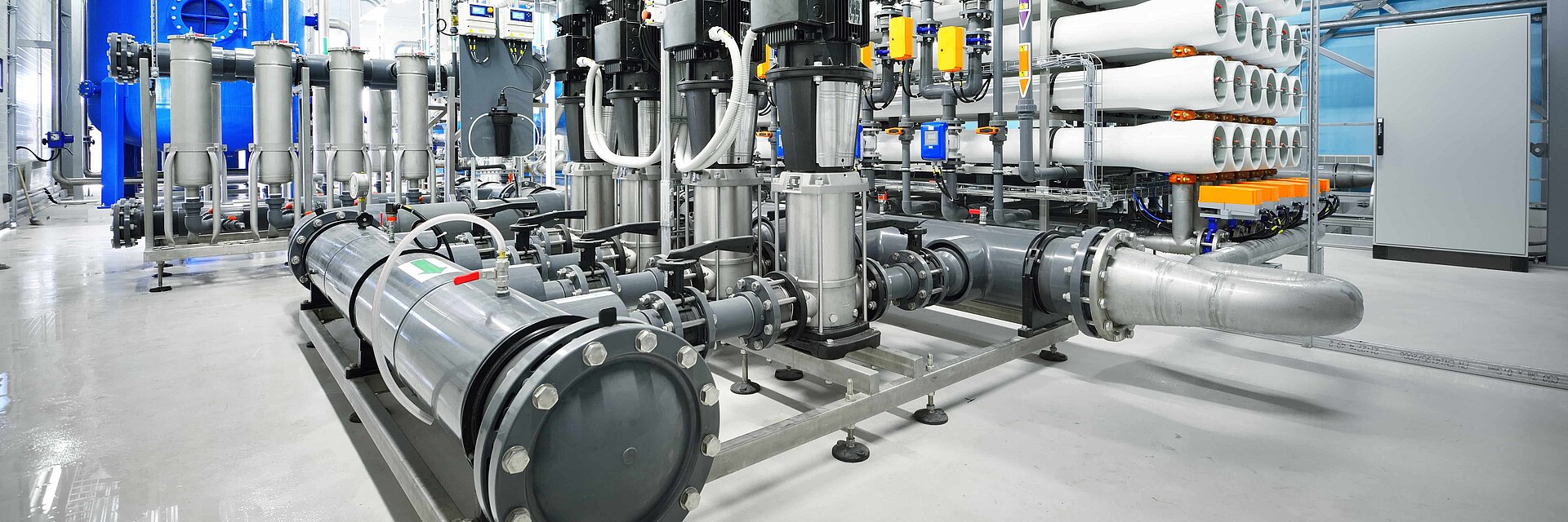 Pohled do tovární haly s četnými čerpadly