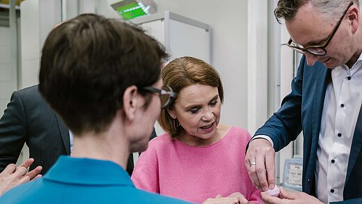 Petra Olschowski und Andreas Schwarz besuchen mit Dr. Katrin Sternberg die Firma CeramTec