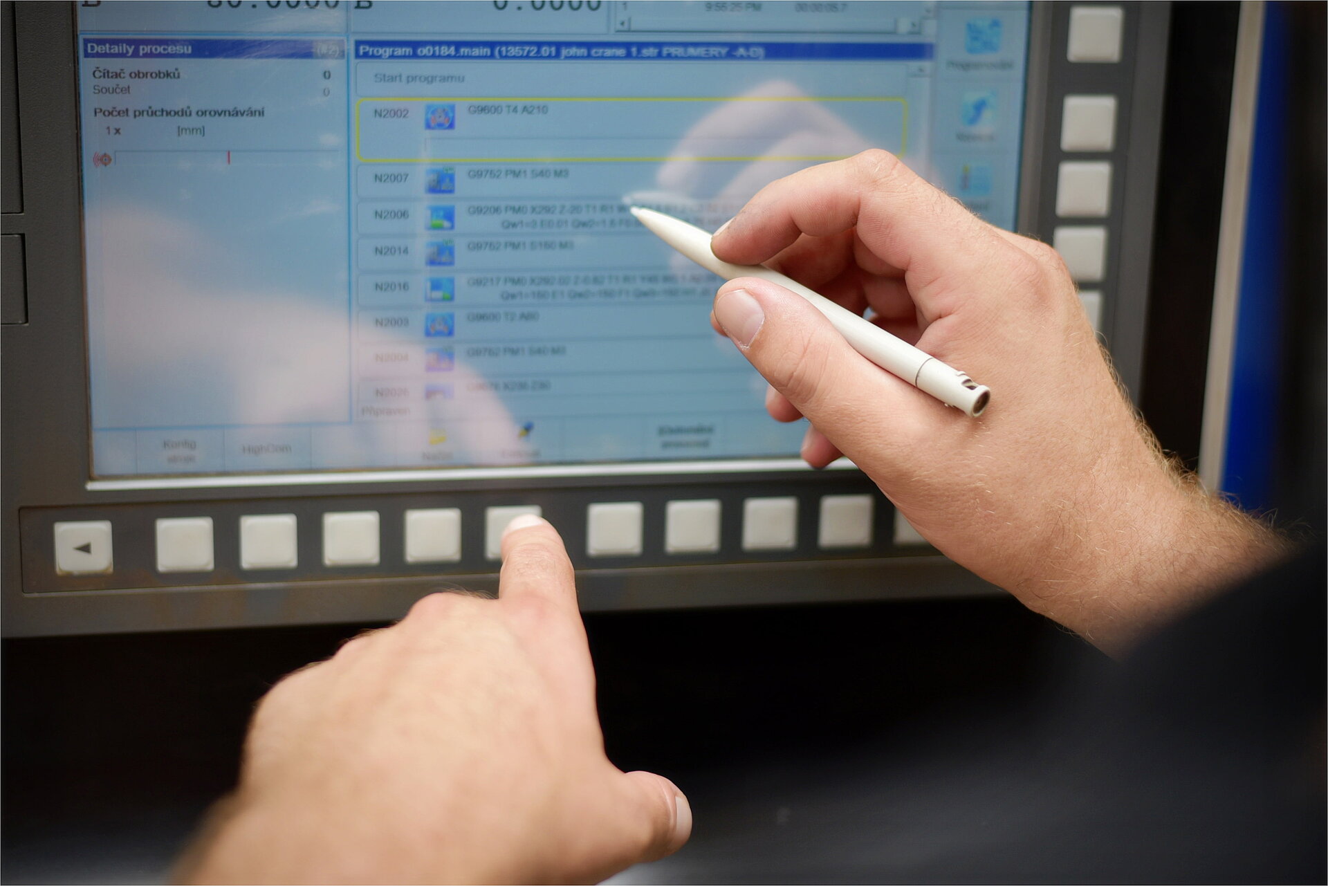 Ruční poklepy na vstupní obrazovce CNC stroje