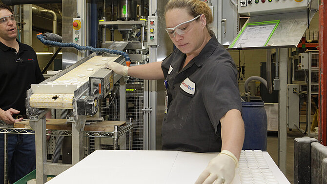 Service employee at CeramTec Laurens, USA