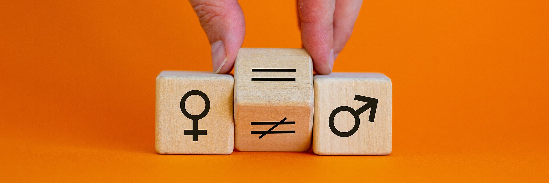 Three cubes symbolise the gender pay gap
