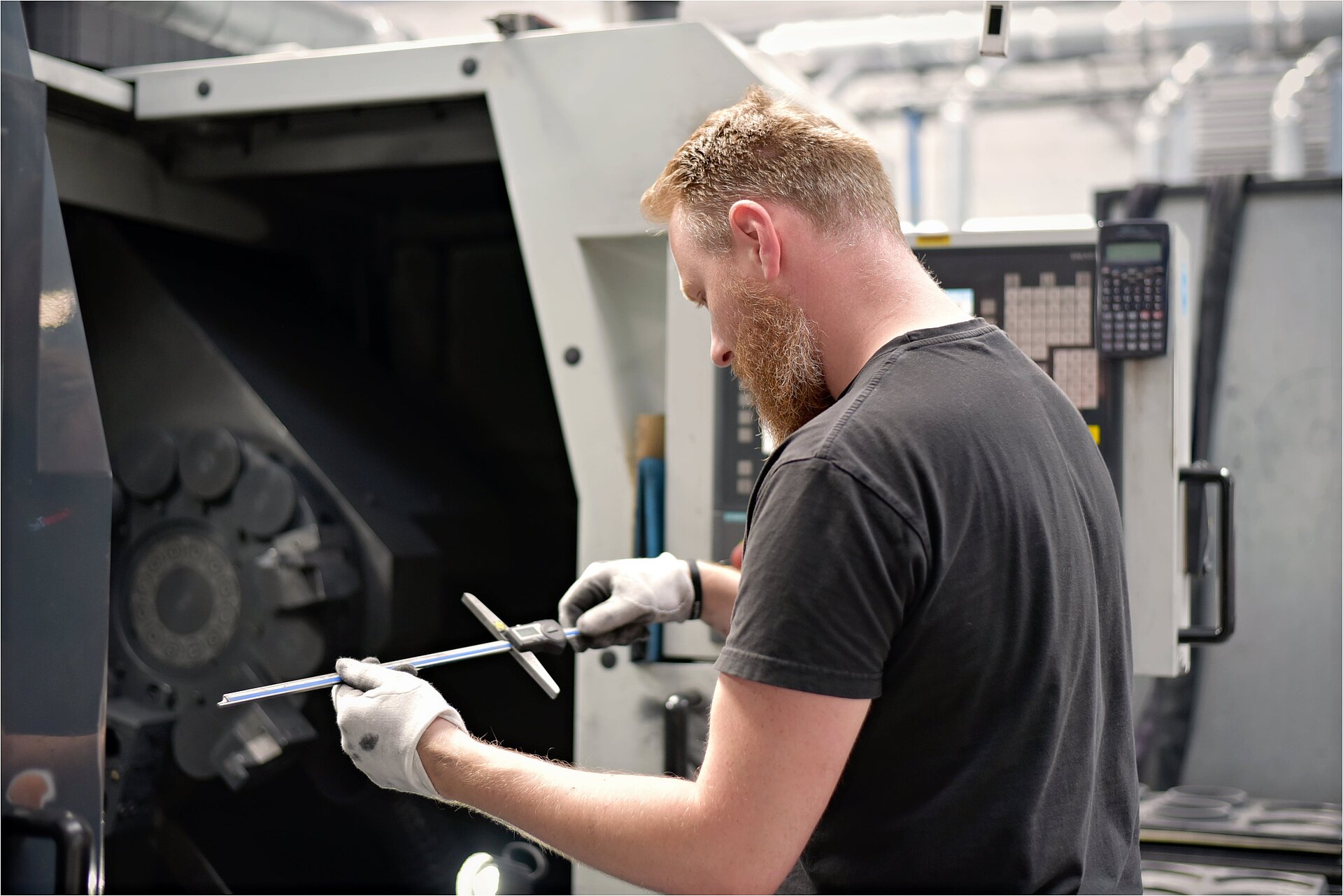 Zaměstnanec obsluhuje CNC soustruh ve společnosti CeramTec v Šumperku v České republice.